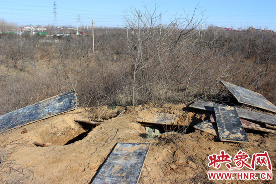 這次被盜的是位于北側(cè)的叔齊墓，墓塚上面有兩個(gè)盜洞，有十多米深。