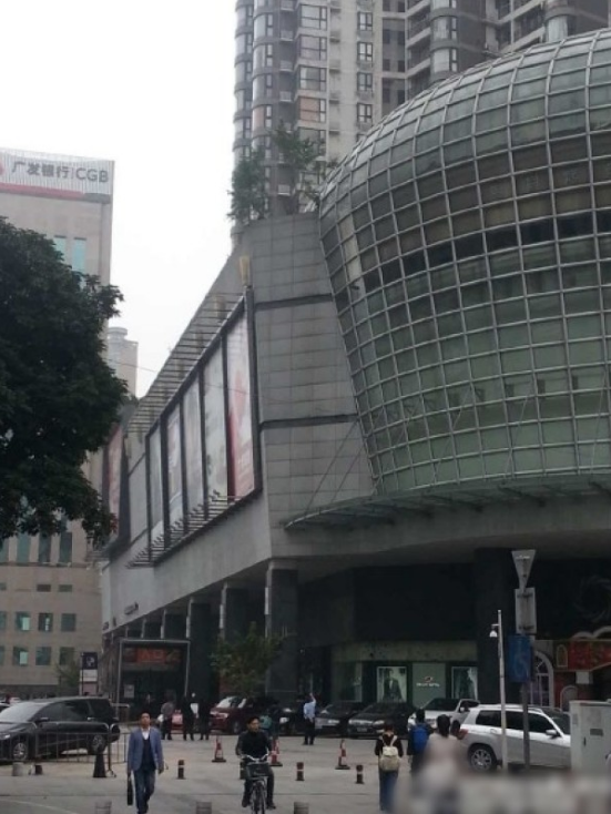 一輛停在停車位上的寶馬轎車，被墜落的樹枝砸中，樹枝徑直插入車內，現場引發(fā)不少市民圍觀拍照。