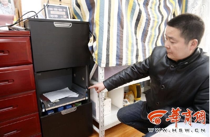 西安一小偷將保險(xiǎn)箱包在被子里離開 過程僅15分鐘 西安一小偷將保險(xiǎn)箱包在被子里離開 過程僅15分鐘
