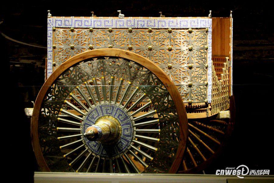 1月7日，甘肅省考古研究所所長王輝向人們介紹花了200萬元復制的禮儀車輛。