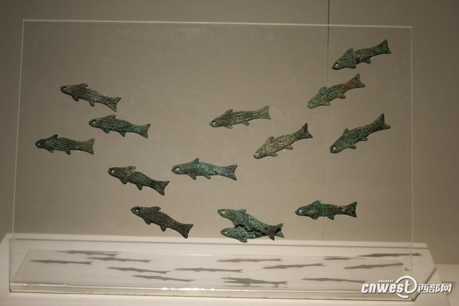 青銅魚符，有專家推測是覆蓋棺槨所用荒帷上懸掛的裝飾物。