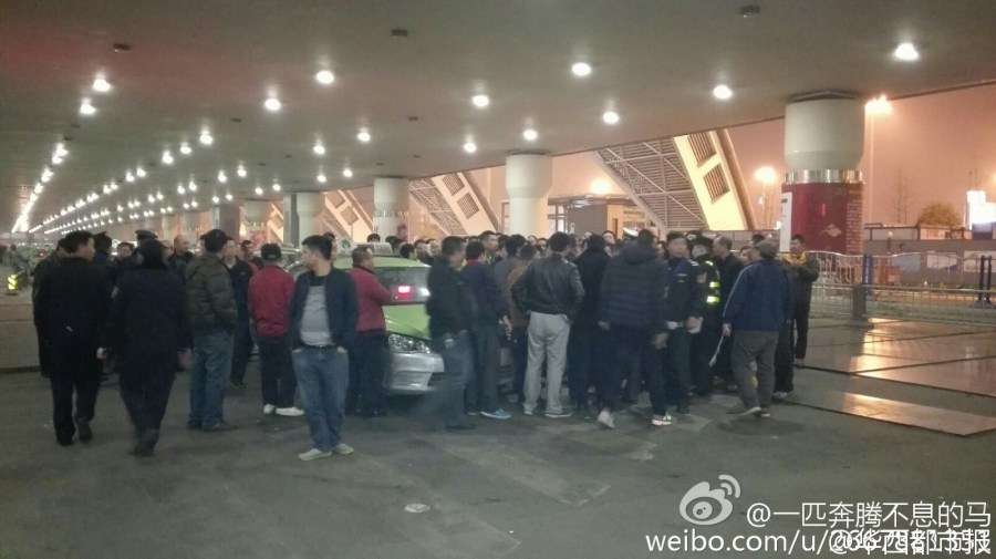 機場后調配10多輛機場大巴運送旅客進城。