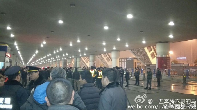 據(jù)現(xiàn)場網(wǎng)友表示：交警和出租車司機吵了起來。