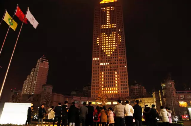 情人節(jié)最溫暖告白！84歲老人包下整樓示愛老伴