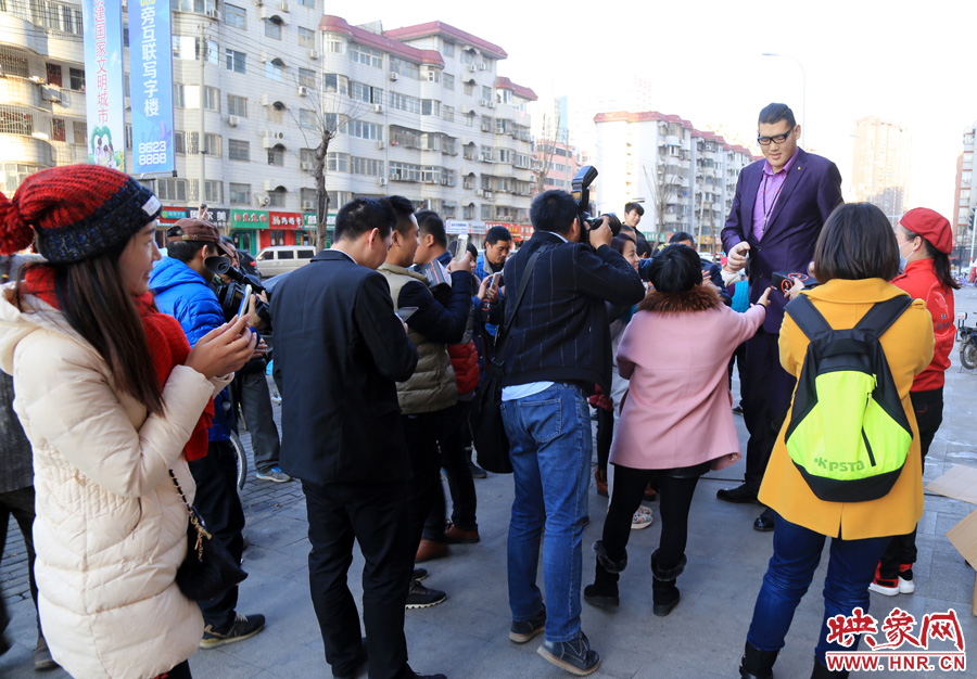 “亞洲第一巨人”張歡身高2.38米，在人群中非常出眾。