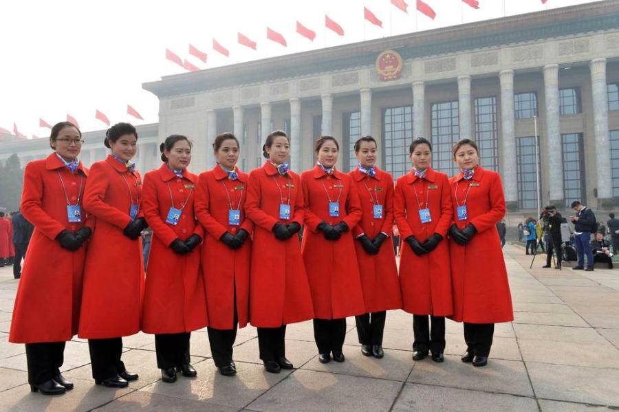 全國兩會(huì)美女禮儀齊穿“中國紅”吸睛
