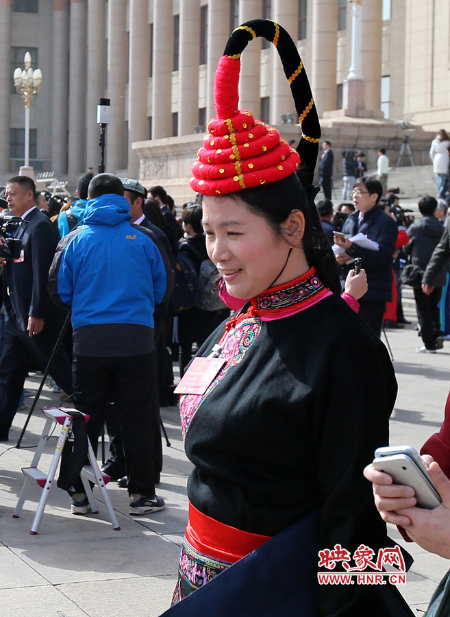 這位代表的頭飾你能猜出是哪個省的么？