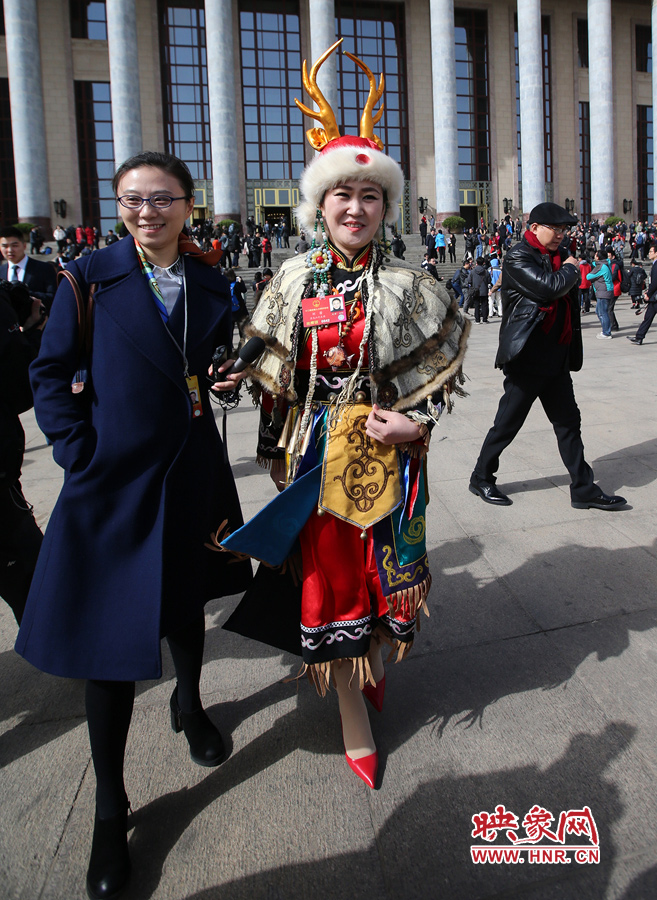 這位黑龍江代表團(tuán)的人大代表，頭上高高的頭飾相當(dāng)搶眼