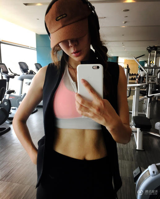 周韋彤曬出性感健身照。