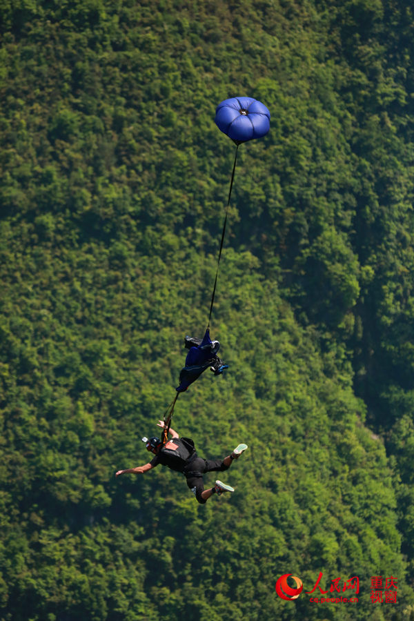 28日，2016世界低空跳傘大賽在重慶云陽龍缸景區(qū)正式開賽。圖為選手角逐中。劉政寧 攝