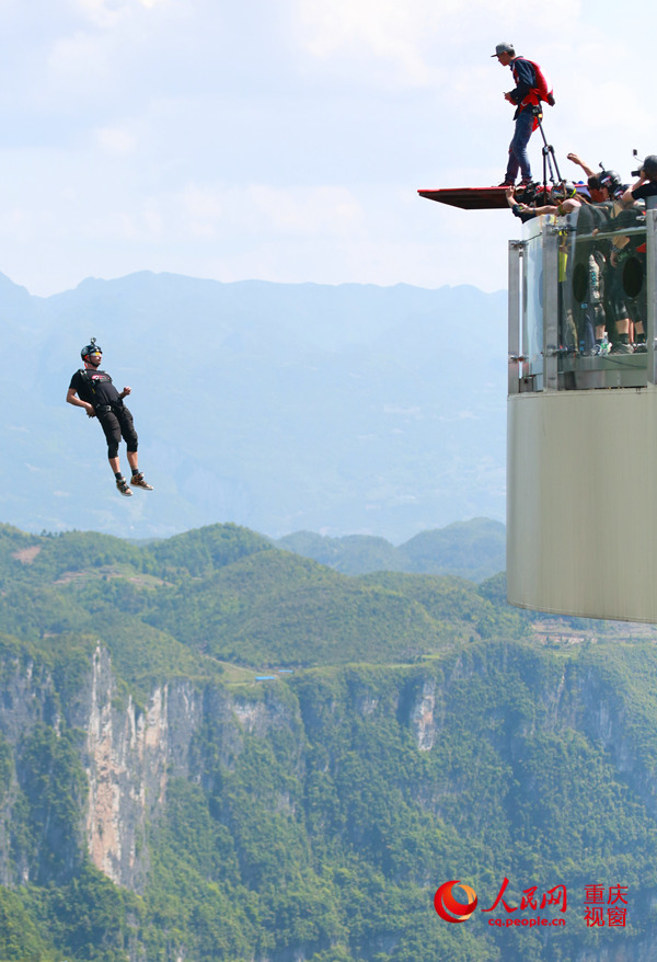 28日，2016世界低空跳傘大賽在重慶云陽龍缸景區(qū)正式開賽。圖為選手角逐中。劉政寧 攝