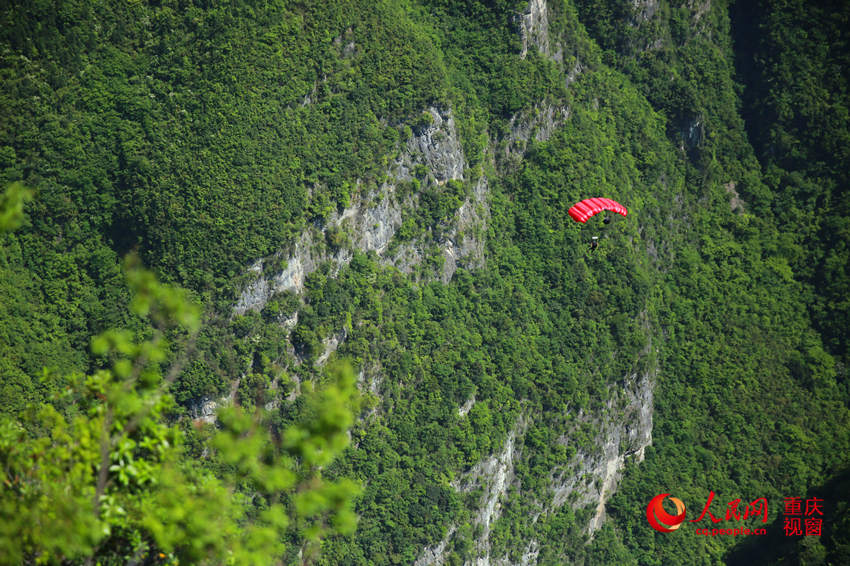 28日，2016世界低空跳傘大賽在重慶云陽龍缸景區(qū)正式開賽。圖為選手角逐中。劉政寧 攝