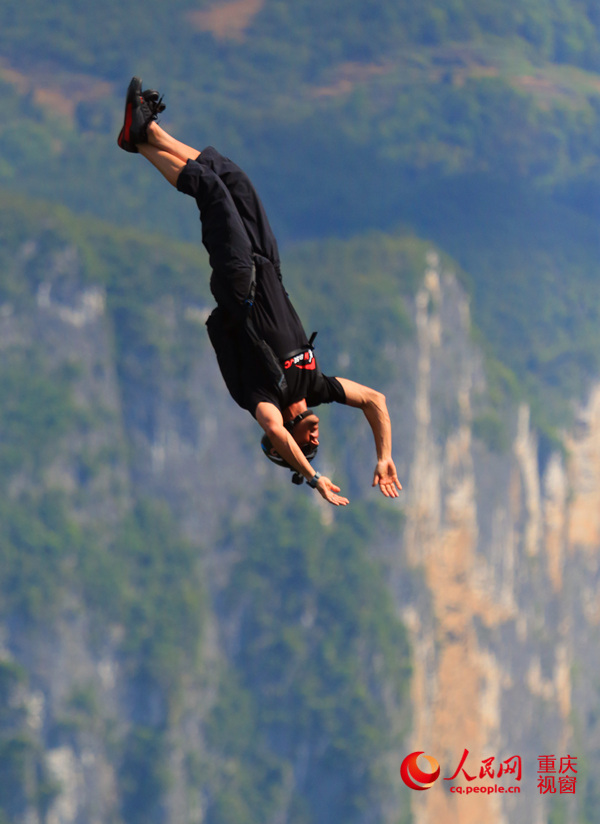 28日，2016世界低空跳傘大賽在重慶云陽龍缸景區(qū)正式開賽。圖為選手角逐中。劉政寧 攝