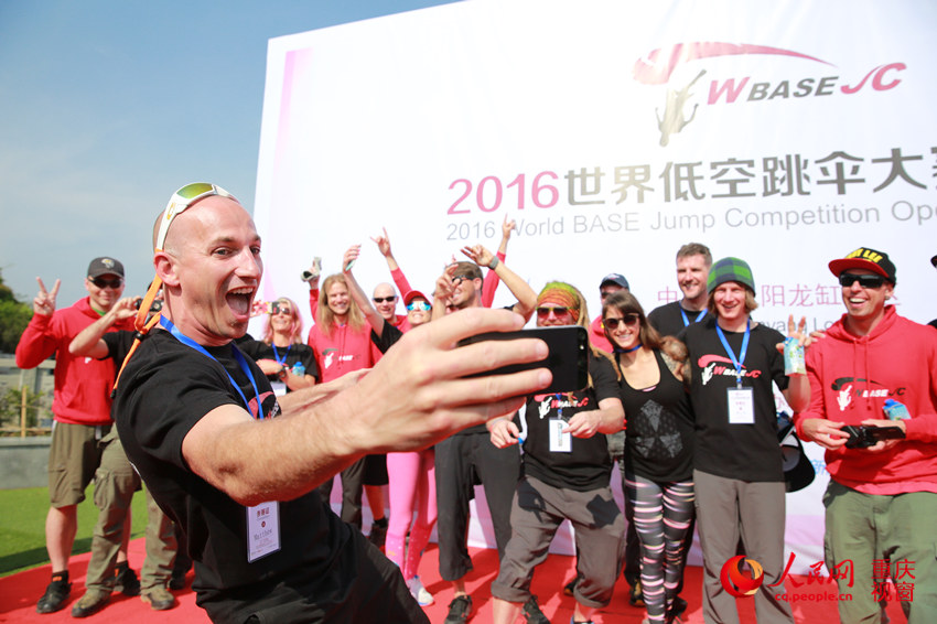 28日，2016世界低空跳傘大賽在重慶云陽龍缸景區(qū)正式開賽。圖為選手角逐中。劉政寧 攝