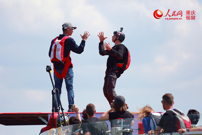 28日，2016世界低空跳傘大賽在重慶云陽龍缸景區(qū)正式開賽。圖為選手角逐中。劉政寧 攝