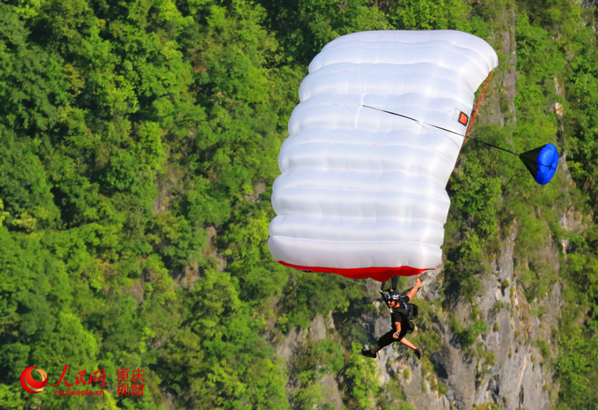 28日，2016世界低空跳傘大賽在重慶云陽龍缸景區(qū)正式開賽。圖為選手角逐中。劉政寧 攝