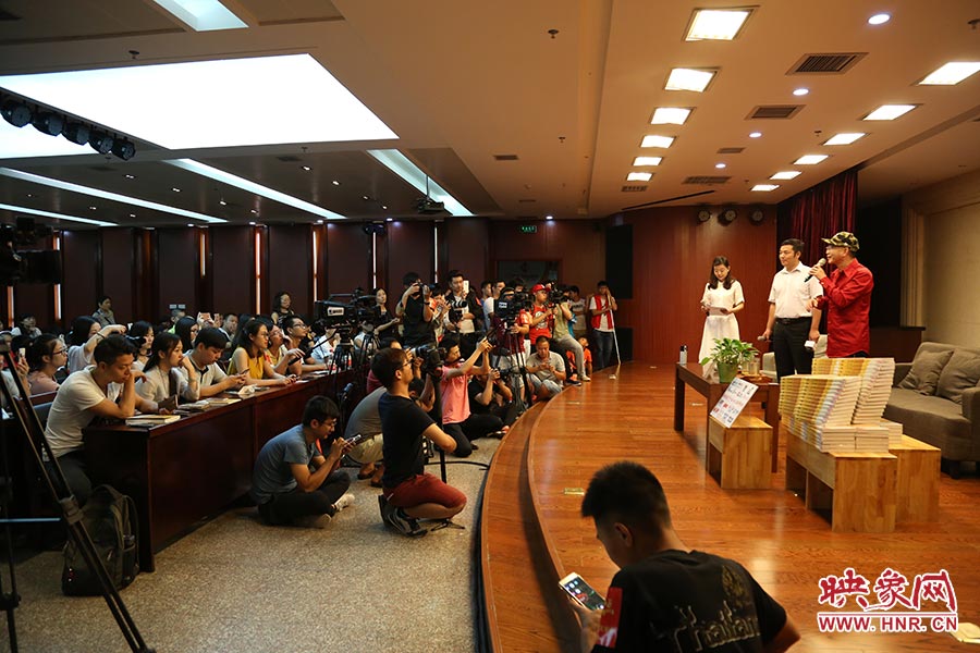 河南本土主流媒體基本全部到場(chǎng)，六小齡童接受記者提問。