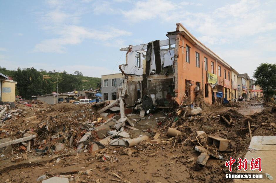 圖為被洪水沖垮的小樓。
