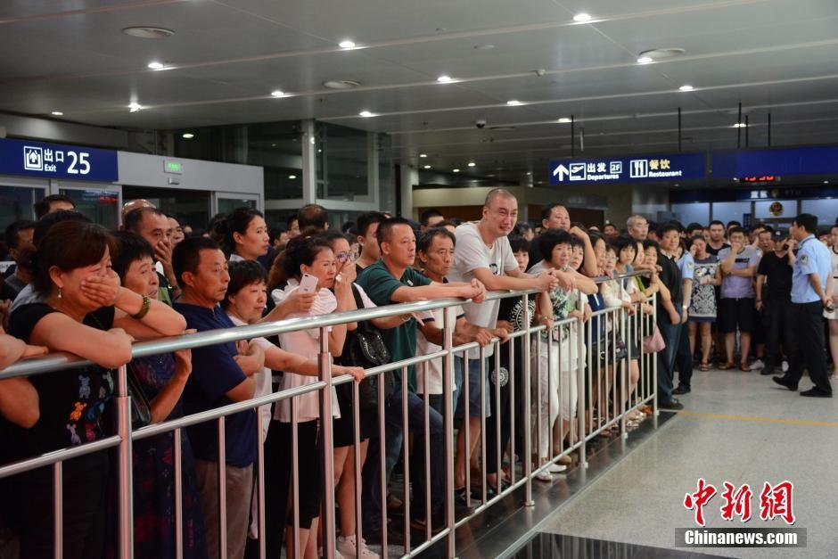 當(dāng)日18時(shí)許，前來接機(jī)的家屬陸續(xù)來到大連機(jī)場，等候著其他親屬帶著親人骨灰“回家”。