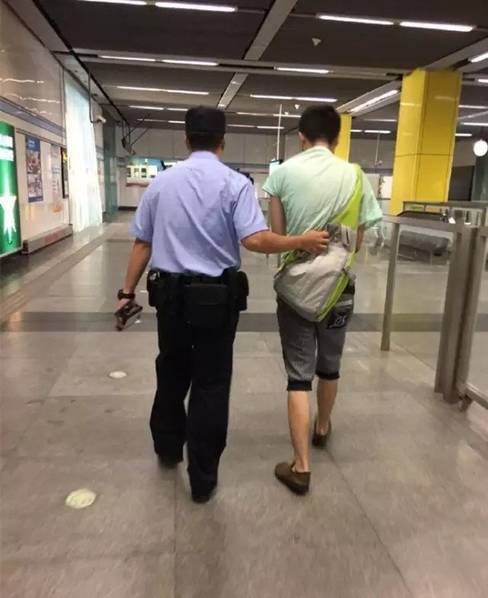 上海一女子地鐵上單手擒色狼 網(wǎng)友點(diǎn)贊 上海一女子地鐵上單手擒色狼 網(wǎng)友點(diǎn)贊