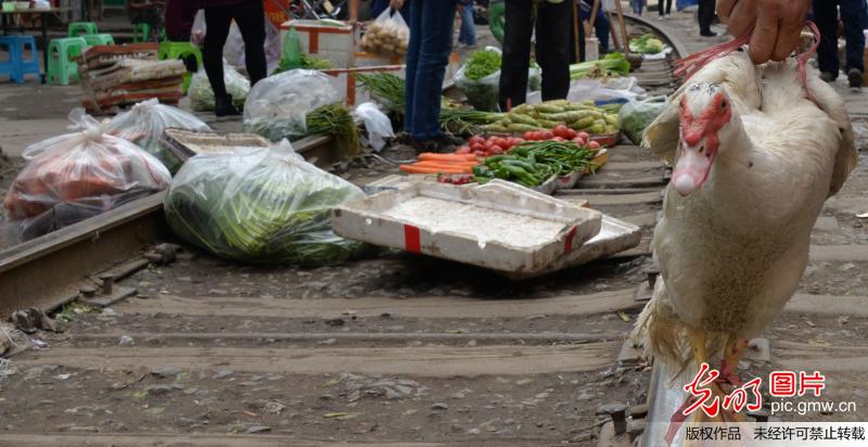貴州遵義“鐵路菜市” 火車直接從菜攤上開(kāi)過(guò)