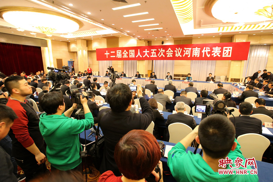 記者擠滿了媒體區(qū)，前來聽取河南“聲音”