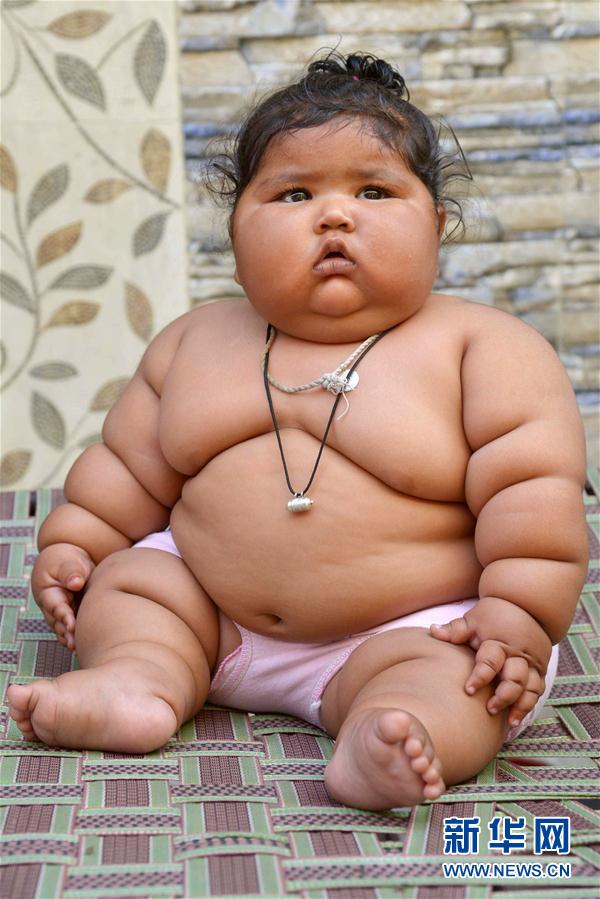 4月17日，在印度阿姆利則，女孩查哈特在家中。