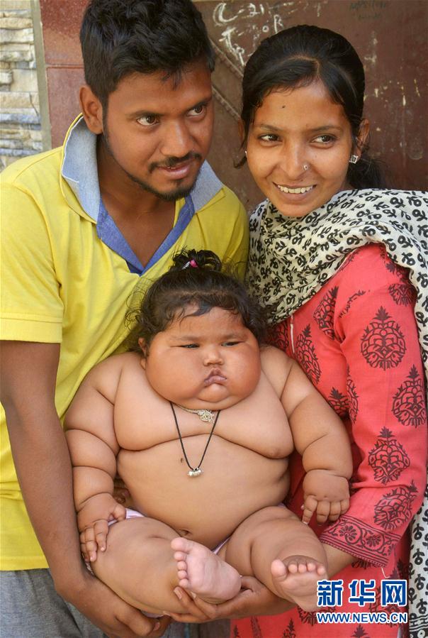 4月17日，在印度阿姆利則，女孩查哈特（中）和父母在家中。