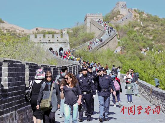 參加聯(lián)合巡邏的中意警察在長(zhǎng)城上巡邏。本網(wǎng)記者 陳路坤 攝