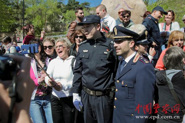 游客與聯(lián)合巡邏的中意警察合影。本網(wǎng)記者 陳路坤 攝