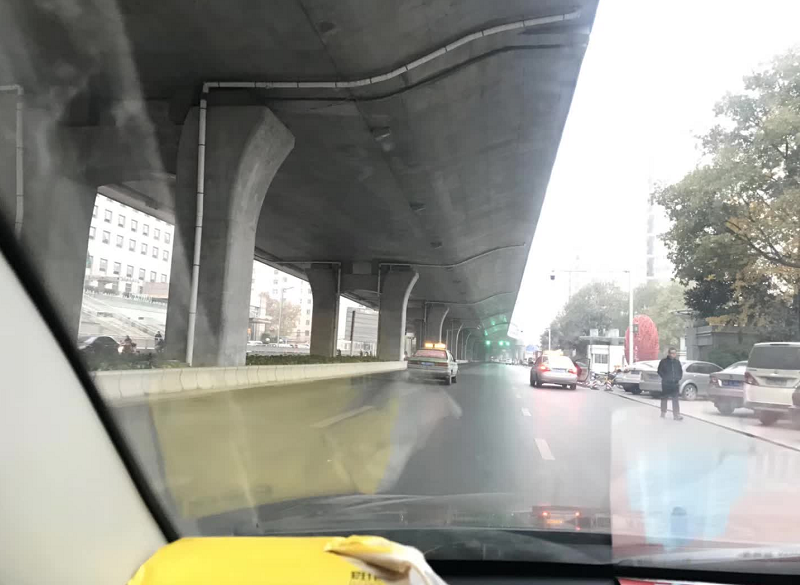 限行第一天！鄭州的早高峰是這個(gè)樣子的