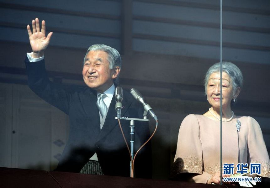 當?shù)貢r間12月23日，在位于日本東京的皇宮，日本明仁天皇向民眾致意。