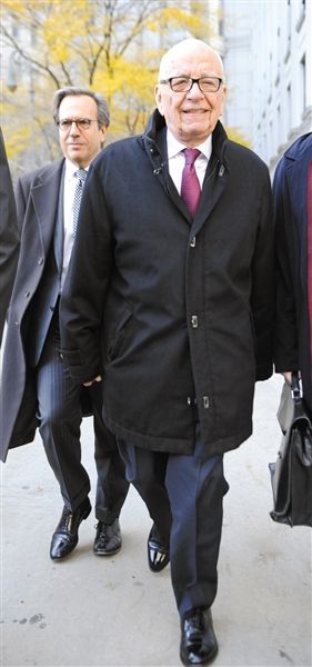 20日，默多克走出法庭。