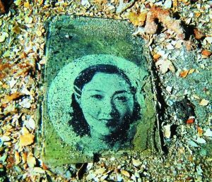 一名年輕女子的照片，很可能是當(dāng)年士兵的家人。