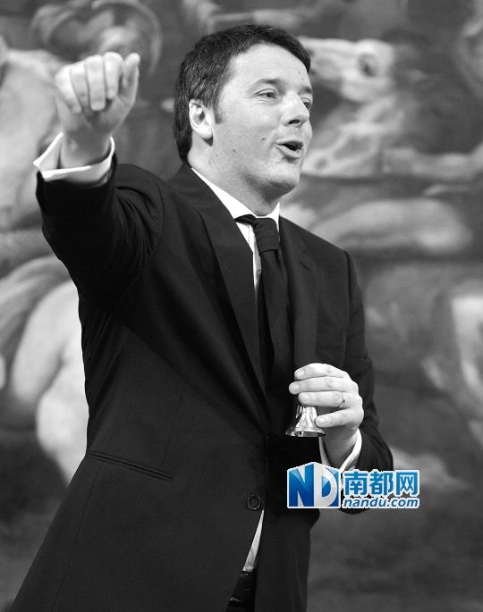 2月22日，在意大利羅馬總理府，新任總理馬泰奧·倫齊搖鈴象征正式行使總理權力。