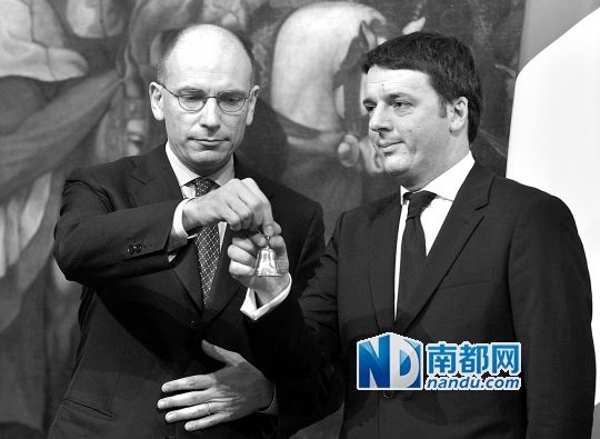 2月22日，在意大利羅馬總理府，新任總理馬泰奧·倫齊(右)與前任總理恩里科·萊塔舉行交接儀式。