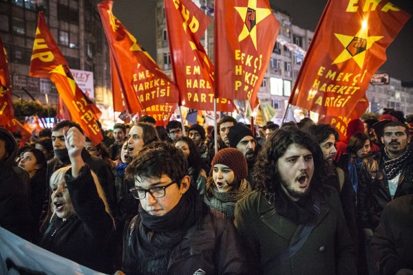 當(dāng)?shù)貢r(shí)間2014年2月25日，土耳其伊斯坦布爾，總理涉腐錄音引發(fā)全國抗議，要求本屆政府下臺(tái)。