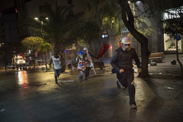 當(dāng)?shù)貢r(shí)間2014年2月25日，土耳其伊斯坦布爾，總理涉腐錄音引發(fā)全國抗議，要求本屆政府下臺(tái)。