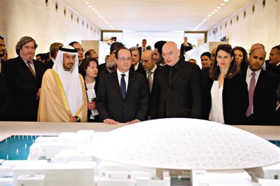 4月29日，法國(guó)總統(tǒng)奧朗德（中）和阿布扎比文化遺產(chǎn)委員會(huì)主席蘇爾坦親王（左）一起觀看“阿布扎比盧浮宮”建筑模型。盧浮宮計(jì)劃打造“阿布扎比盧浮宮”，以推廣法國(guó)文化。