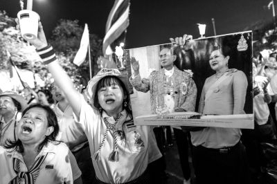 5日，泰國(guó)巴蜀府海濱度假勝地華欣，數(shù)萬(wàn)民眾身穿國(guó)王的代表色“黃色”T恤，自發(fā)上街，口喊“國(guó)王萬(wàn)歲”的口號(hào)。