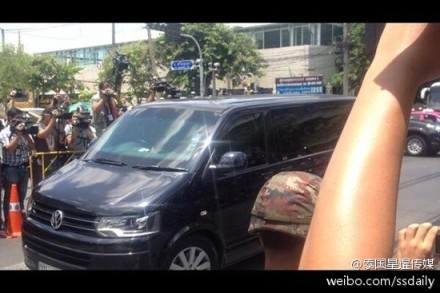 英拉乘坐其私人防彈車抵達(dá)軍方設(shè)施。