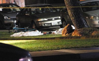 5月23日在美國加州大學(xué)圣巴巴拉分校附近的槍擊現(xiàn)場拍攝的死者遺體。