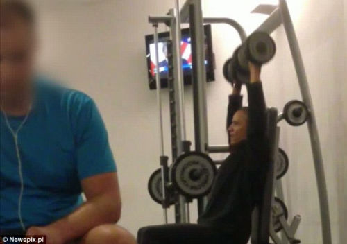 奧巴馬安保現(xiàn)漏洞舉啞鈴健身時(shí)遭偷拍（組圖）（2）