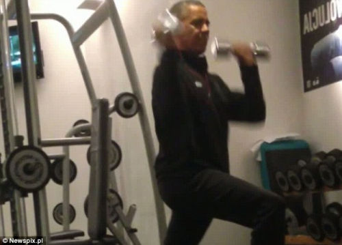 奧巴馬安?，F(xiàn)漏洞舉啞鈴健身時(shí)遭偷拍（組圖）（5）