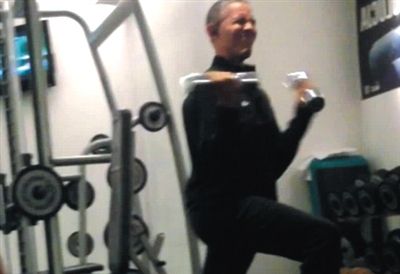 奧巴馬舉啞鈴時“不注意形象的表情”。