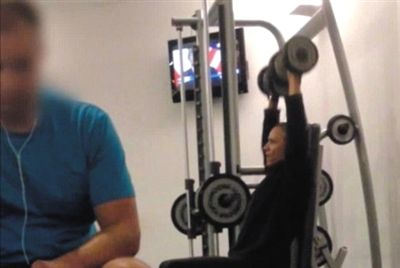 畫面中能看到健身房還有“其他人”。視頻截圖