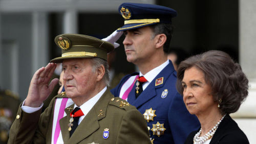 資料圖：西班牙國王胡安·卡洛斯一世（左）與其子費利佩王儲（中）。