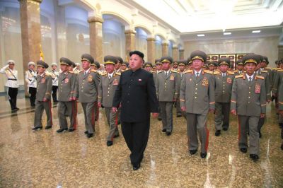 金正恩率領軍隊領導人等前往平壤錦繡山太陽宮瞻仰了金日成、金正日的遺容。
