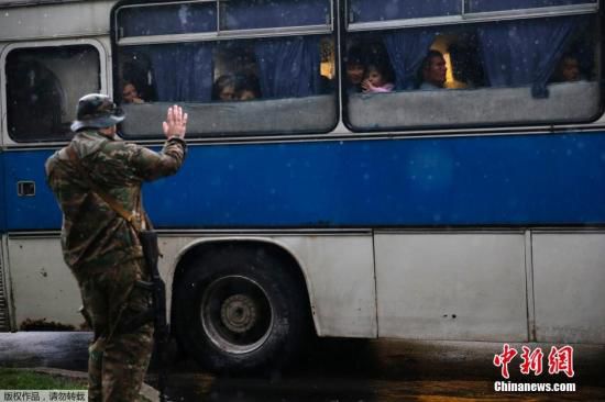 烏克蘭頓涅茨克，烏克蘭政府軍對當(dāng)?shù)爻掷m(xù)炮擊，民眾為躲避戰(zhàn)火，紛紛登上列車離開。