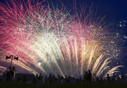 日本關(guān)東甲信地區(qū)當(dāng)天發(fā)布了梅雨期結(jié)束的消息，東京都葛飾區(qū)的江戶川河川敷當(dāng)晚舉行了煙花大會(huì)，約13000束煙花在夜空中綻放。（網(wǎng)頁(yè)截圖）